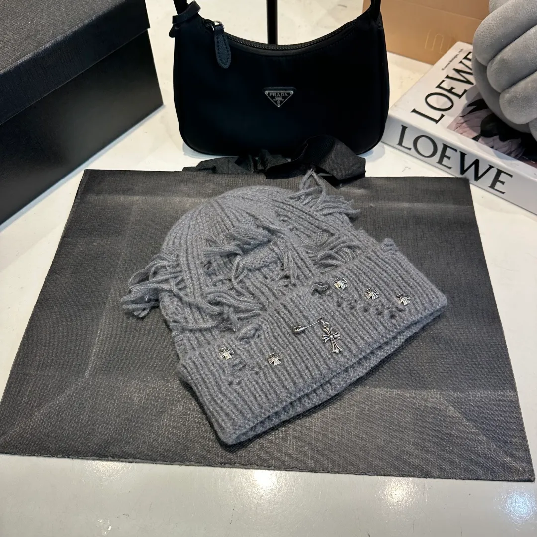 P60 Crow Heart Autumn and Winter Wool Knitted Beanie This must be the favorite of minimalism. It is clean, neat, fashionable and versatile, and will definitely not be picky about your face shape! A fashionable classic that lasts forever! Fashionable black and white can be purchased together